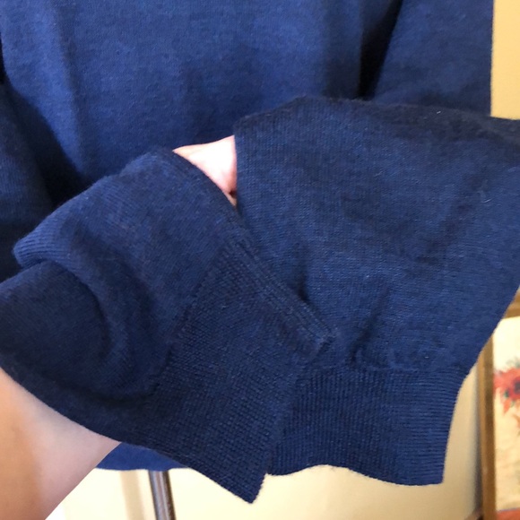 Vintage CLUB ROOM Sz Small MED
100% Extra Fine Merino Wool
Deep Navy HONG KONG - Picture 11 of 12